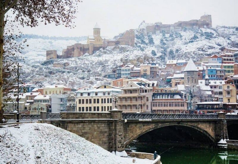 В Тбилиси аномальный снегопад