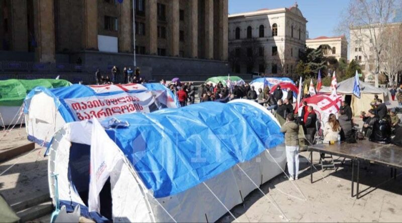 Возле здания парламента Грузии становится все больше палаток с протестующими