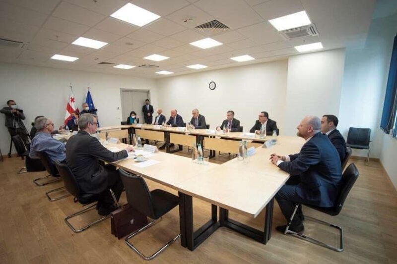 В представительстве ЕС проходит встреча правящей партии и оппозиции