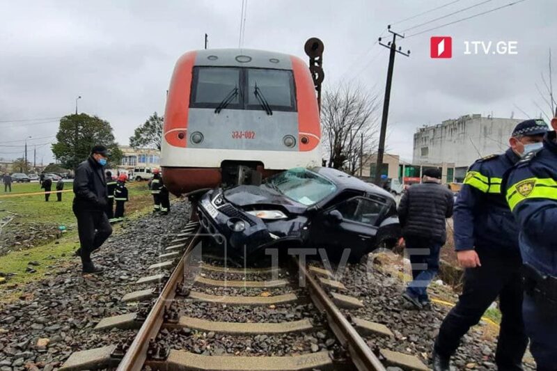В Зугдиде поезд столкнулся с автомобилем