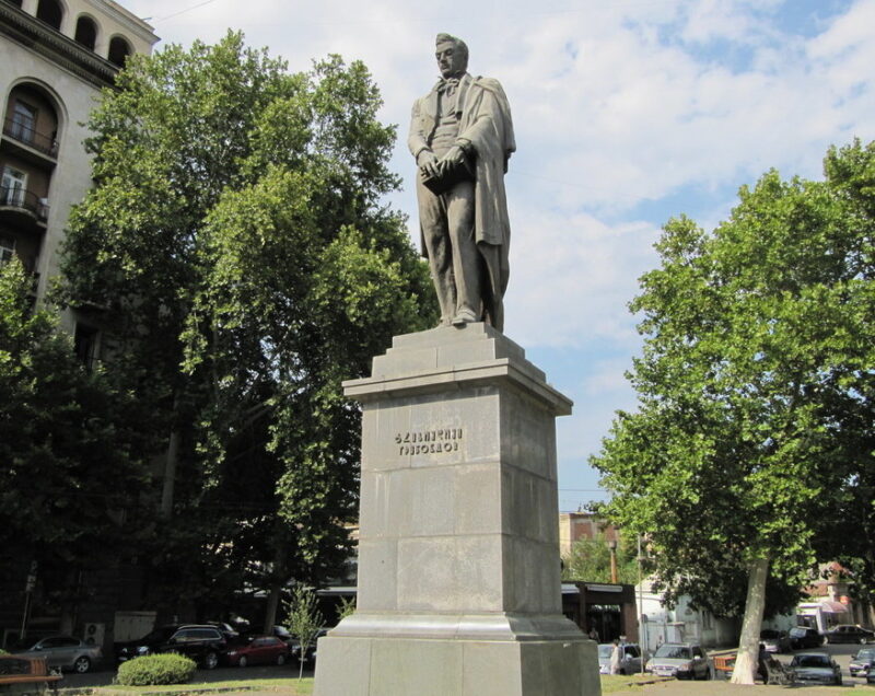 В Тбилиси граждане отмыли памятник Грибоедову