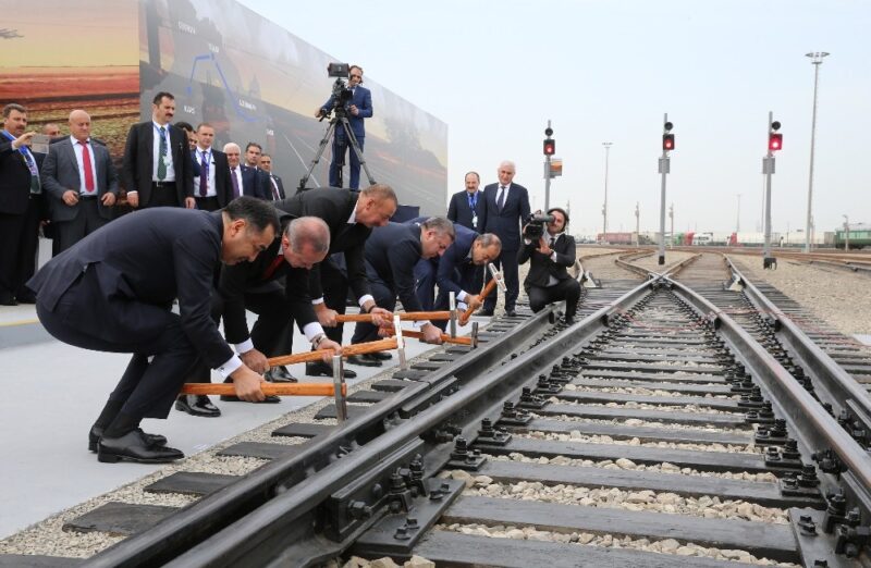 Турция и Азербайджан начали строить прямую железную дорогу между двумя странами, а не через Грузию