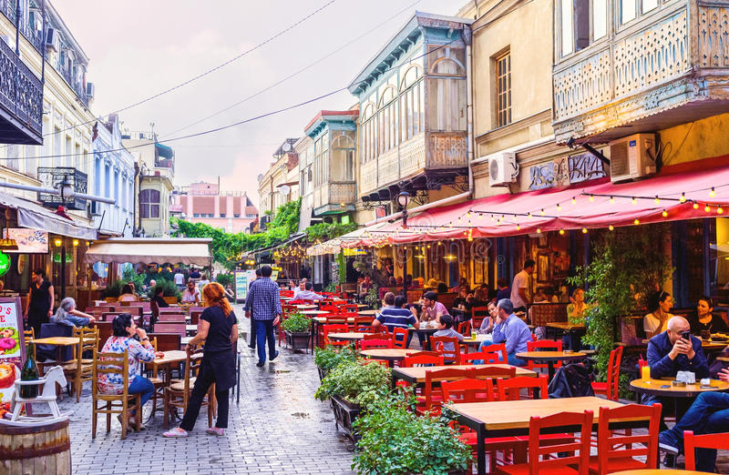 После долгого запрета в Грузии по выходным начали работать летние террасы кафе, баров и ресторанов