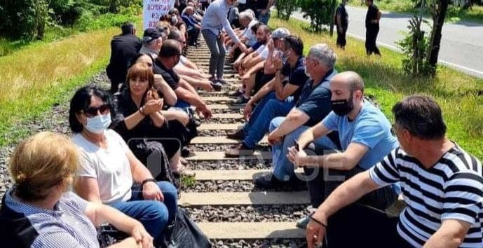 Местные жители заблокировали железную дорогу в Кобулети и не пропустили поезд Тбилиси-Батуми