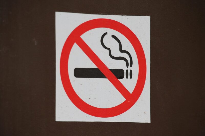 Можно курить в такси. Курение любых видов запрещено. Курение в Грузии. Футболка курение запрещено. Запрет на курение в бутане.
