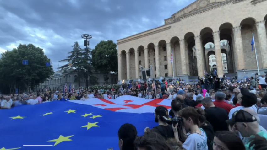 В Тбилиси проходит многотысячная акция протеста