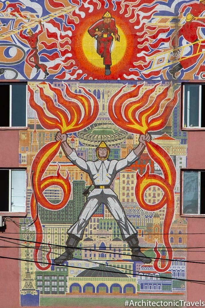 Модернистское воплощение супергероя — мозаичный огнеборец на пожарный станции в тбилисском районе Ортачала