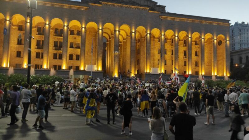 Граждане Украины и все поддерживающие их сторонники собрались сегодня на проспекте Руставели в Тбилиси и у башни Алфавит в Батуми
