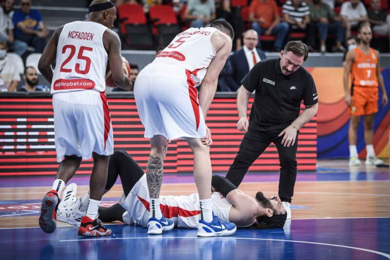 Капитан сборной Грузии и форвард итальянского «Виртуса» Торнике Шенгелия получил травму плеча в матче квалификации чемпионата мира по баскетболу