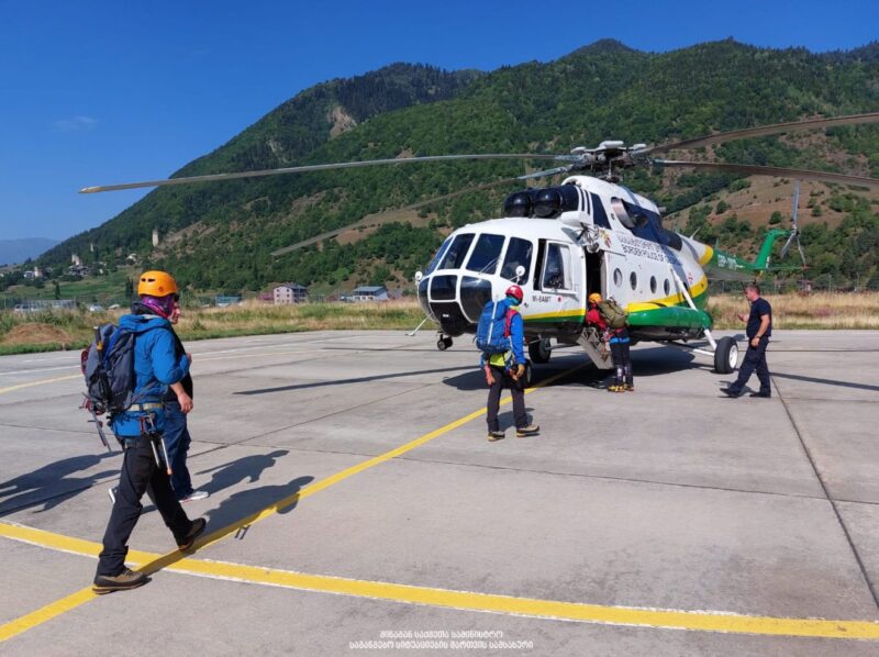 К операции по спасению застрявших на Тетнулди туристов привлекли вертолет: два иностранных туриста доставлены в Местию