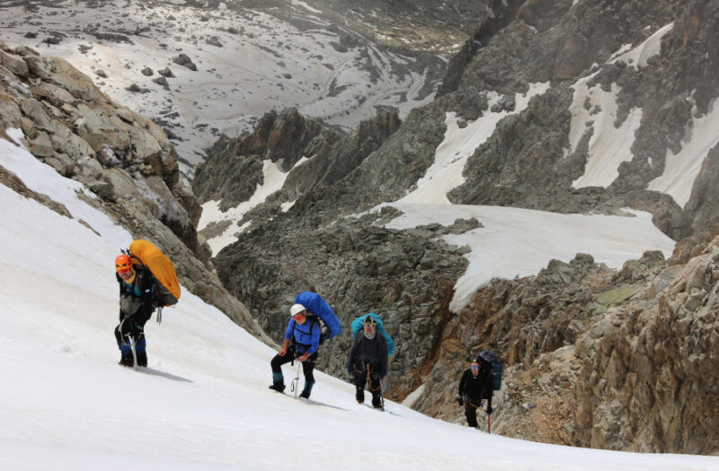 Один из иностранных туристов, совершавших восхождение на гору Тетнулди в Сванетии, погиб