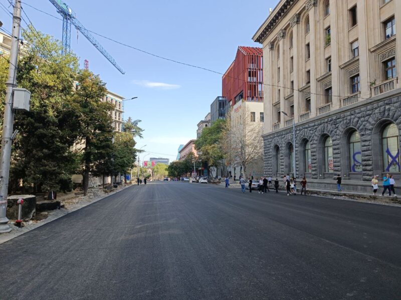 Одна из центральных улиц Тбилиси — проспект Меликишвили открыт для движения после реконструкции