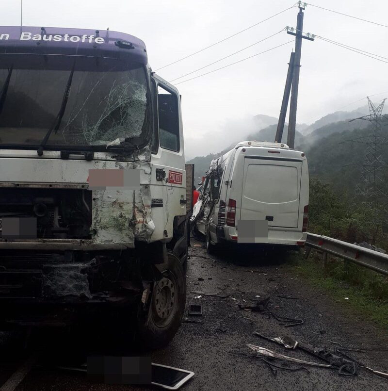 В Аджарии произошло серьезное ДТП: столкнулись микроавтобус с туристами и грузовик