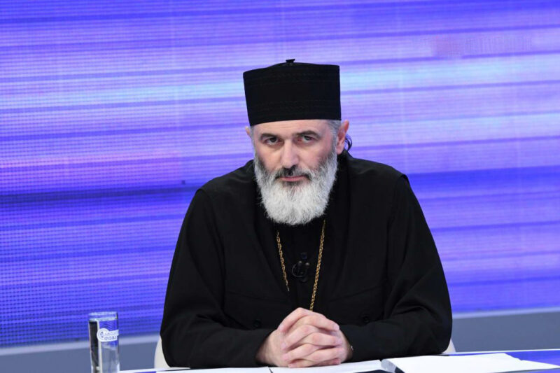 Грузинский священник протестует в Тбилиси против рекламы нижнего белья марки “Intimissimi”