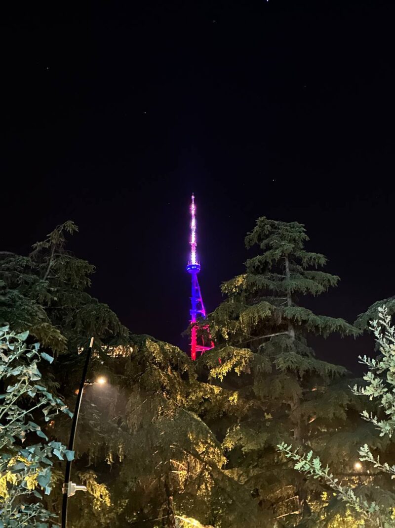 Один из символов Грузии, столичная телевышка подсветилась цветами флагов 14 стран мира