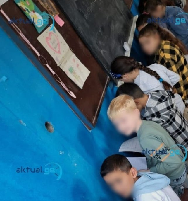 Учитель одной из школ Грузии поставил детей на колени