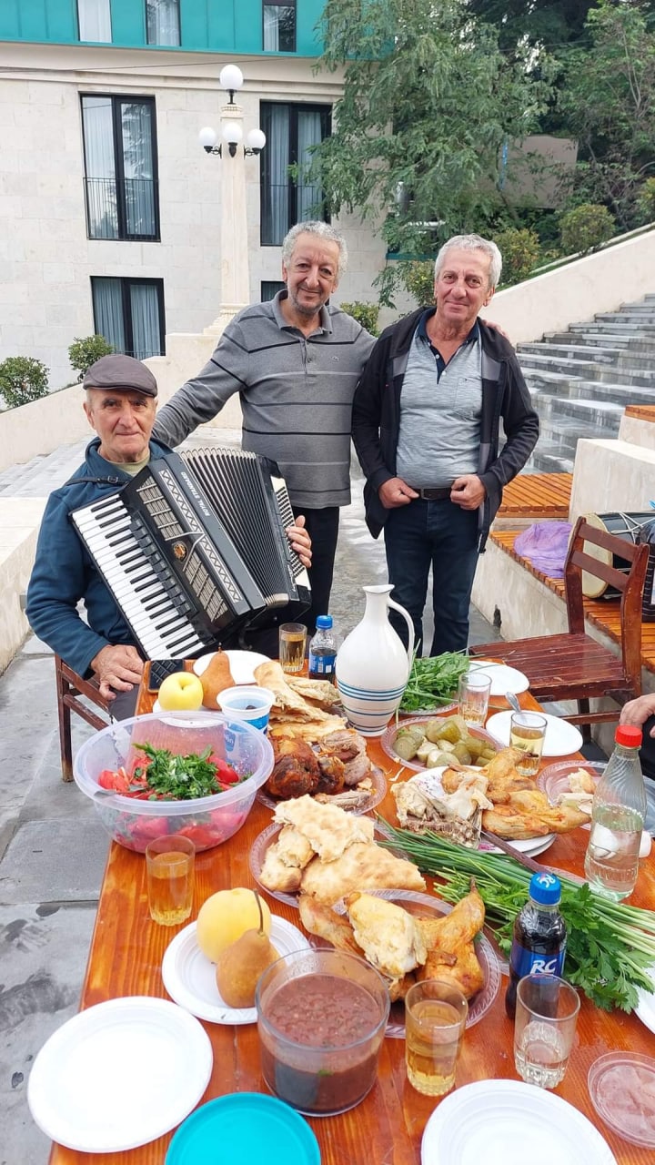 Жители Кутаиси застольем и песнями отметили ремонт городской лестницы