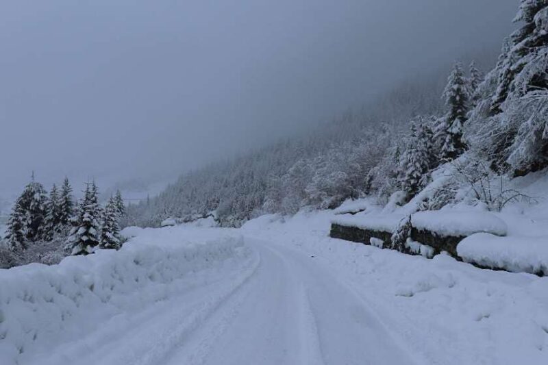 Снегопад и опасность схода лавин закрыли дорогу в Сванетии
