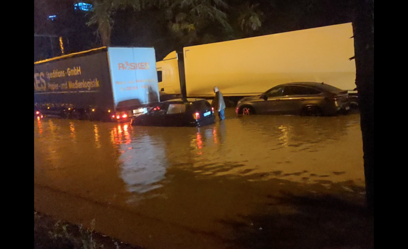 Движение транспорта по дороге из Батуми в сторону Махинджаури и обратно, затруднено: из-за сильного дождя затопило часть улиц