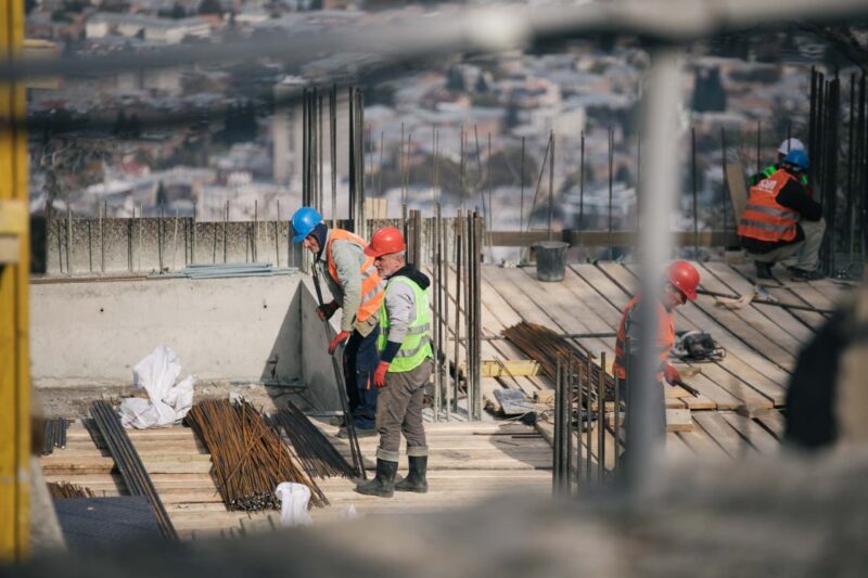 В Тбилиси продолжается строительство канатной дороги с проспекта Руставели на гору Мтацминда