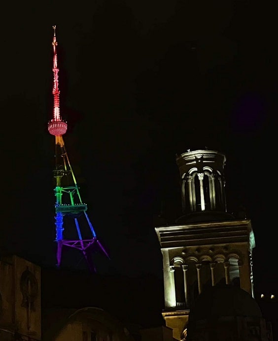 В Грузии произошло событие, которое сложно было представить: один из символов страны, коммуникационная башня на горе Мтацминда осветилась в радужные цвета