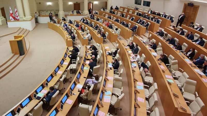 Парламент Грузии начал обсуждение закона о деолигархизации