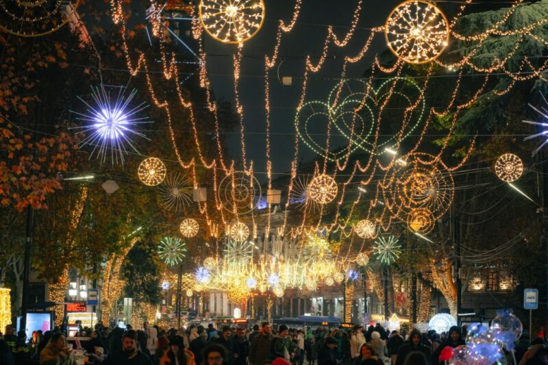 Новогодняя иллюминация и главная ёлка страны в Тбилиси