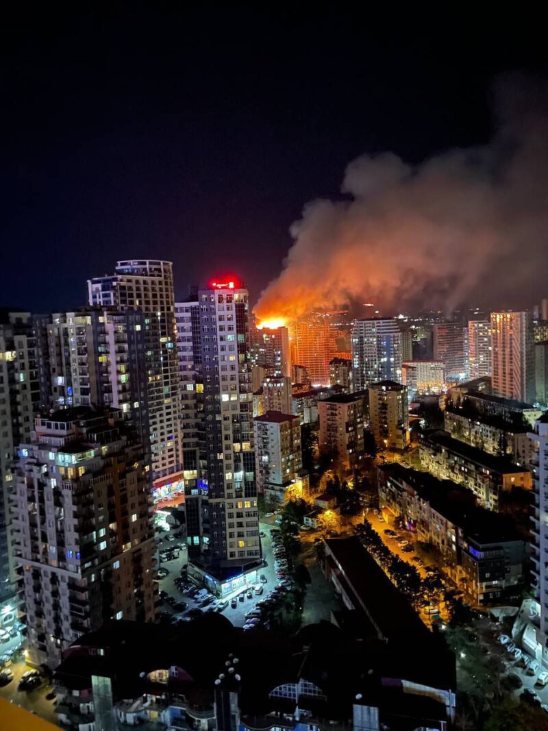 Ночью в Батуми произошел сильный пожар: загорелся ЖК Vox