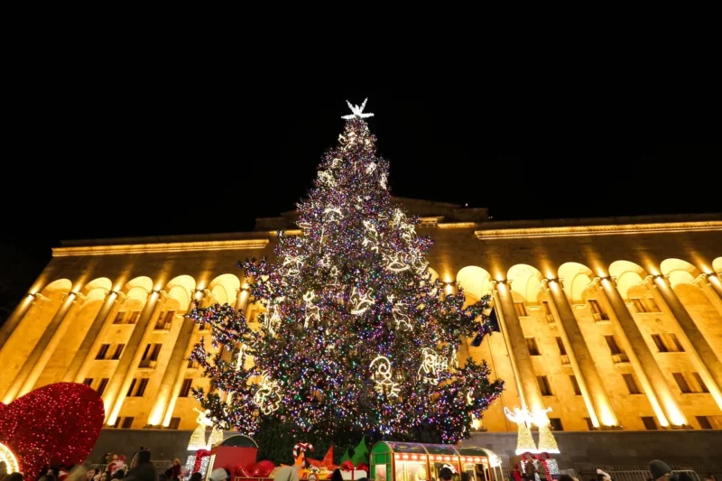 Сегодня вечером в Тбилиси (в 20:00) перед зданием Парламента торжественно включат иллюминацию на главной новогодней ёлке Грузии