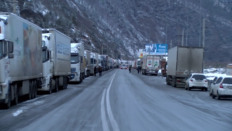 Проезда через КПП “Верхний Ларс” на российско-грузинской границе ожидают больше 700  большегрузных машин