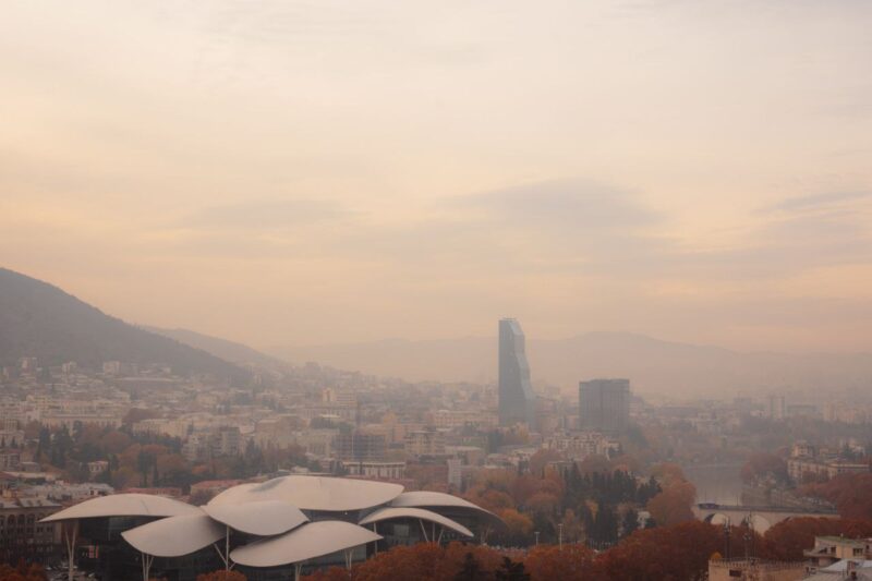 Тбилиси накрыл смог – качество воздуха доходит до критических отметок