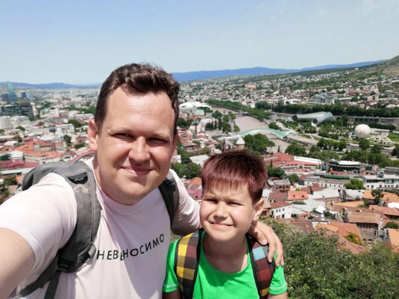 В Новосибирске начали проверку экс-директора новосибирского колледжа за то, что он прививает сыну  «ценности пацифизма» и был в Грузии