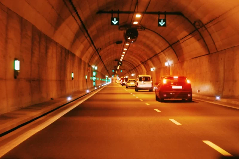 Время в пути от Тбилиси до Гудаури сократится с двух-двух с половиной до полутора часов после запуска в 2024 году новой дороги и туннеля Квешети-Хоби