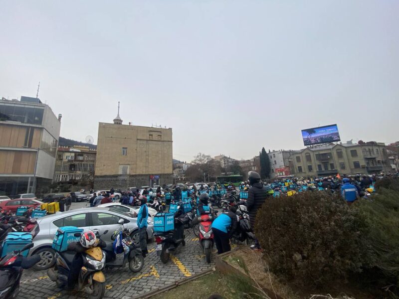 В Тбилиси проходит акция протеста курьеров Wolt