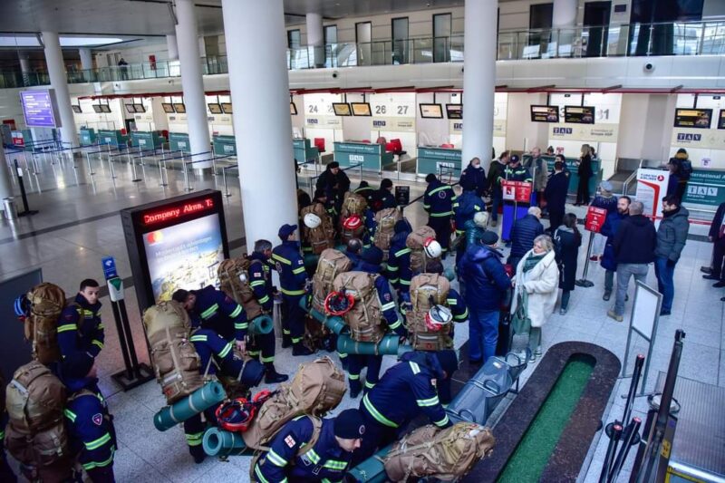 Грузинские спасатели через 30 часов после землетрясения в Турции извлекли из-под завалов в женщину