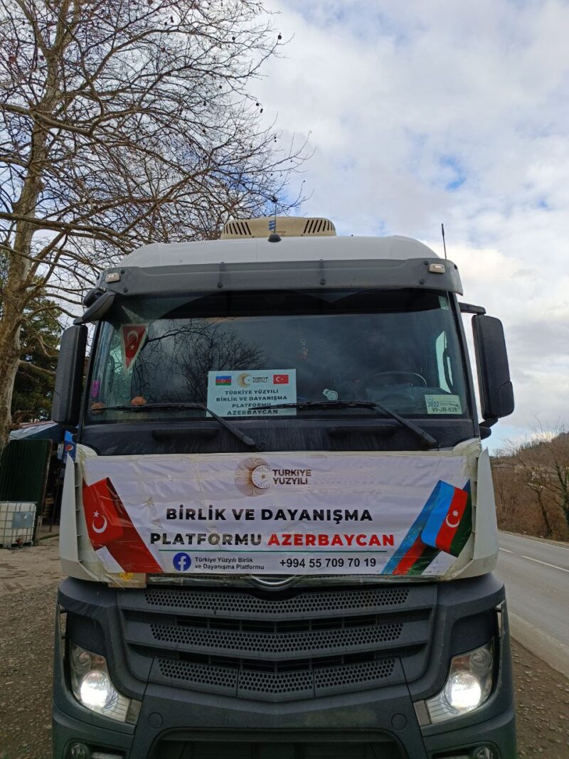 Десятки большегрузных машин едут из Грузии и через страну в разрушенные землетрясением регионы Турции