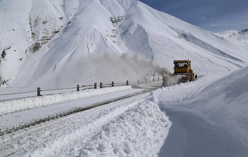 Дорога из Тбилиси в Гудаури закрыта из-за снегопада и угрозы схода лавин