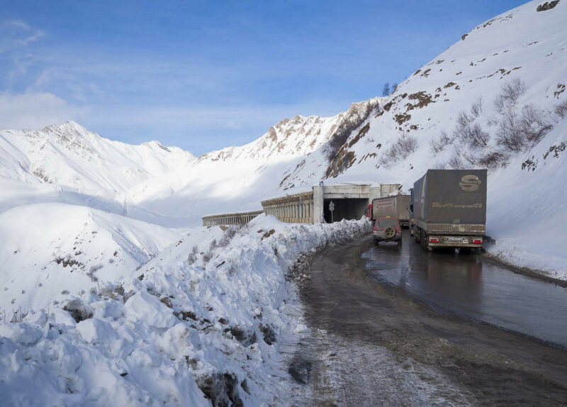 В связи с лавиноопастностью, дорога Гудаури-Млета закрыта для всех видов транспорта