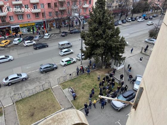 Мужчину ранили во дворе бизнес-центра возле станции метро “Делиси” в Тбилиси