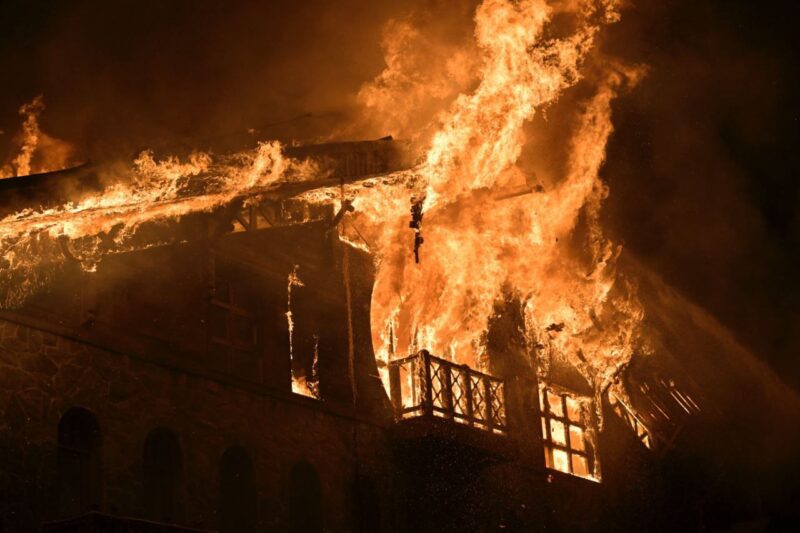 В центре Местии сегодня ночью горела популярная гостиница “Поста”