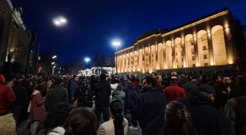 У парламента Грузии, где в эти минуты проходит обсуждение закона об иностранных агентах, снова увеличивается число участников акции протеста