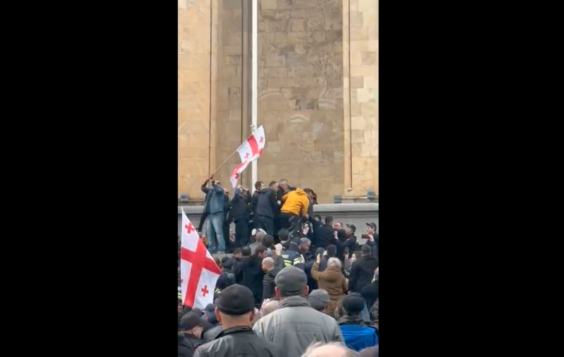 Драка и конфликты возле Парламента Грузии: участники консервативного движения срывают флаги Евросоюза