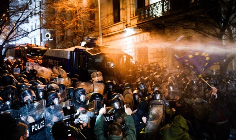 Акция протеста в Тбилиси зачищенная от площади перед Парламентом, где сейчас сотни полицейских, переместилась на прилегающие улицы