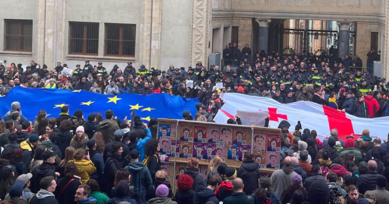 Гимн ЕС и многочисленные антикрёмлевские лозунги звучат перед зданием парламента, где вновь собрались протестующие против принятия закона об иностранных агентах