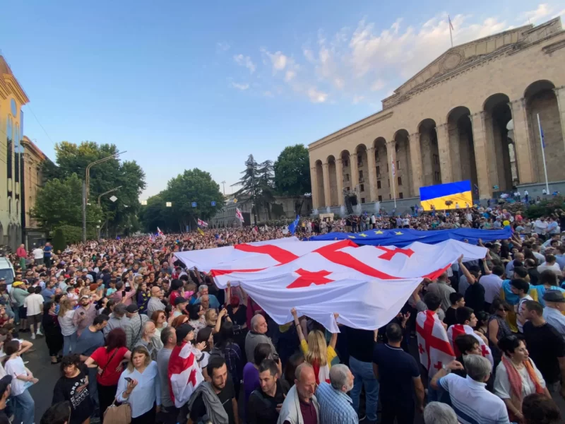 “Мы – Европа!” с таким лозунгом накануне завершился третий день протестов у здания парламента Грузии