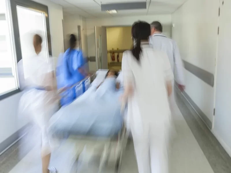 В больницу с признаками интоксикации доставили одного учителя и нескольких учеников первой общеобразовательной школы Батуми