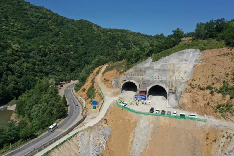 На перевале Рикоти, соединяющем Восточную и Западную Грузию, запрещено движение в объезд тоннелей для всех видов транспорта