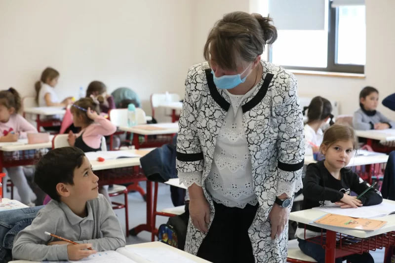 Общее число школьных учителей в Грузии составляет 56116 человек, говорится в исследовании «Центра гражданской интеграции и межнациональных отношений»
