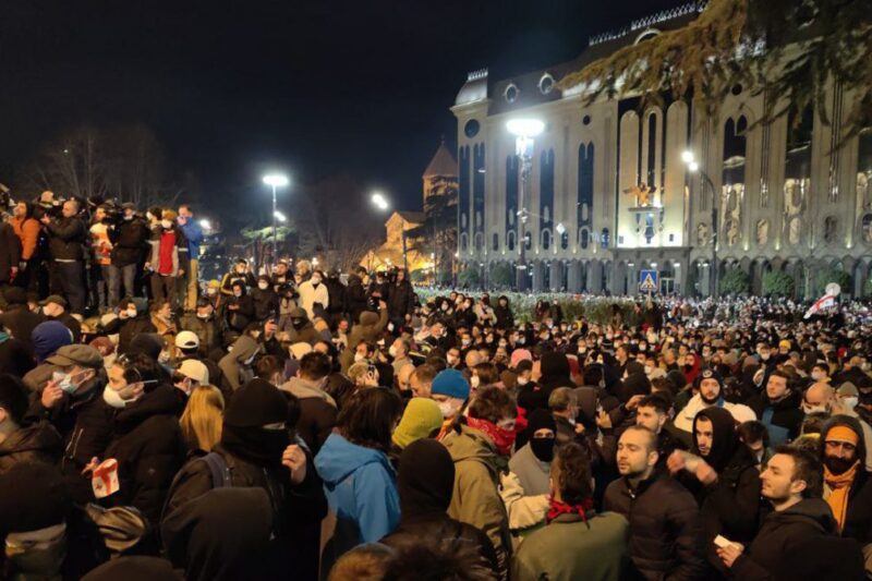 Акция протеста продолжается в Тбилиси: в отличие от вчерашнего дня и ночи, нынешним вечером все спокойно