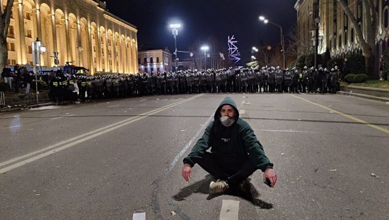 Протестующие у здания Парламента потребовали от властей Грузии отзыва закона об иностранных агентах и освобождения всех задержанных на ночной акции.